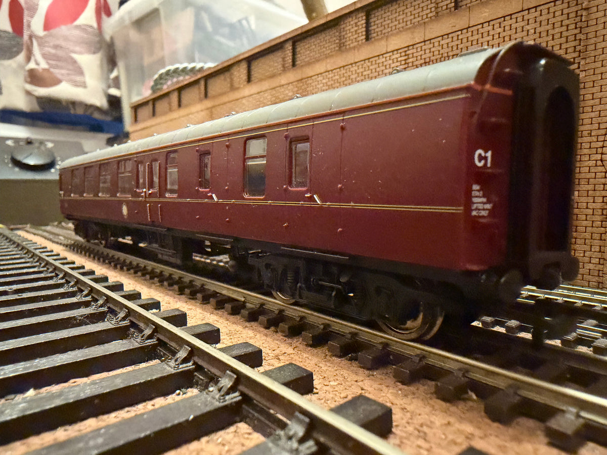 Hornby Harry Potter R4935A (OO) Ex BR MK1 Brake Second No.99312 in Hogwarts Railways Livery 