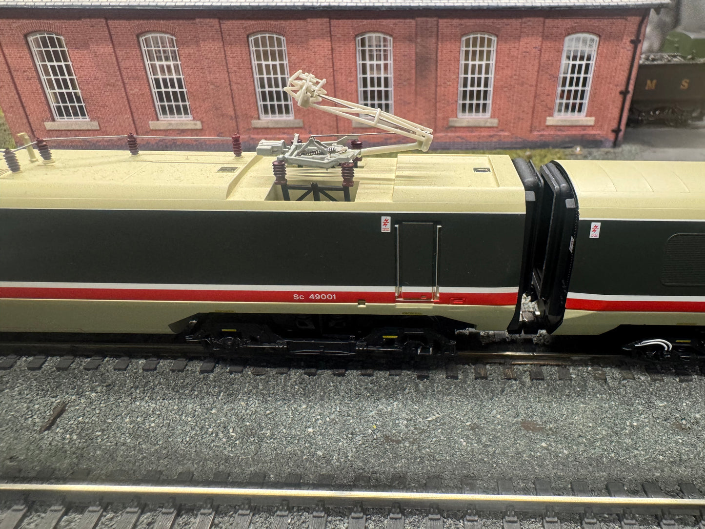 Hornby 30104 (OO) British Rail Class 370, Advanced Passenger Train No.370002 in BR Intercity livery, 5 car set. DCC Ready