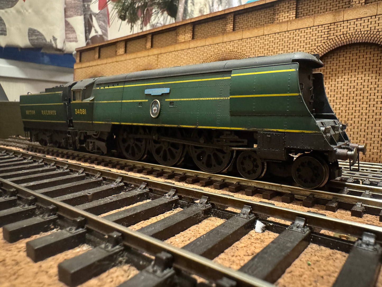 Hornby R2220 (OO) British Railways [SR] ‘Battle of Britain Class’ No.34081 “92 Squadron” In Weathered Southern Railway / BR Transitional Malachite Green. 