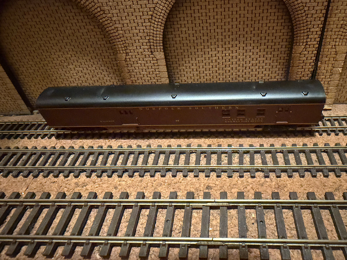 Con-Cor #0001-04022A (N Scale) Norfolk Southern 85ft Mail and Luggage Car No.96 in NS Maroon. £12