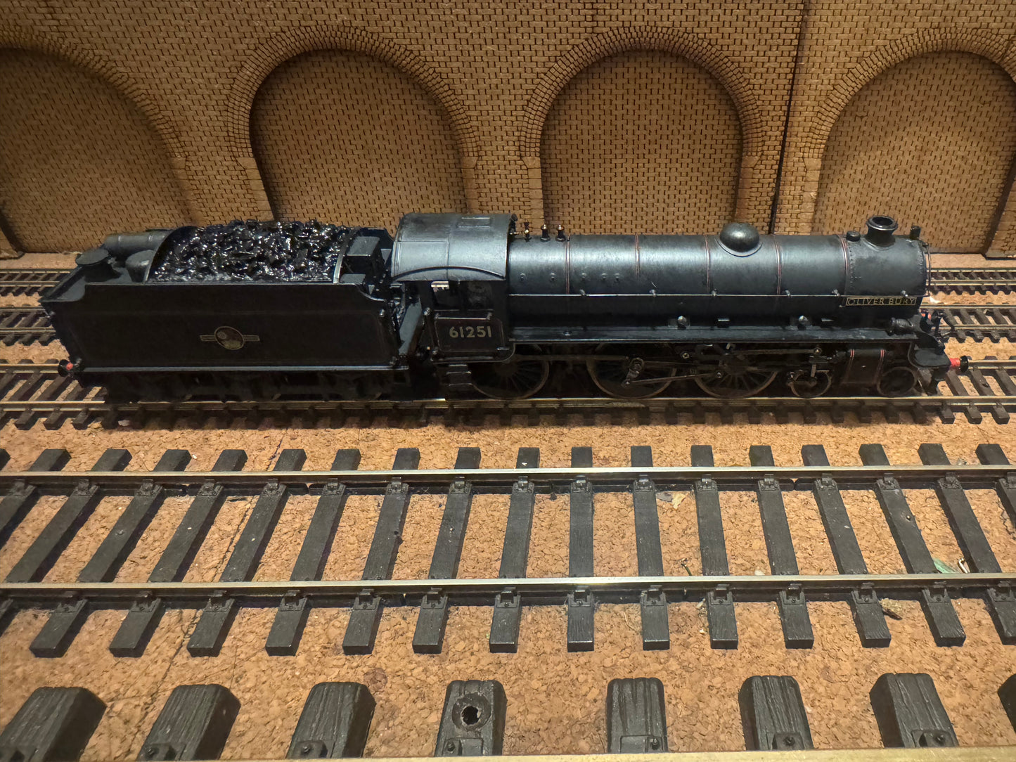 Bachmann 31-710 (OO) Ex LNER ‘Thompson’ B1 No.61251 “Oliver Bury” in Weathered British Railways Black. (Shed Code 34D, Hitchin Depot) 