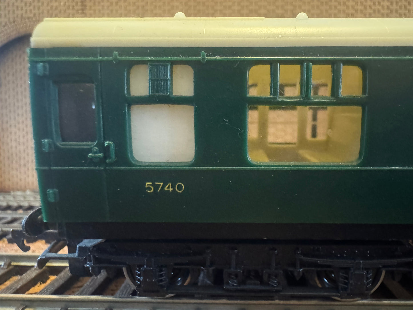Tri-ang Hornby R933 (OO) British Railways MK1 Second Corridor No.5740 in Southern Railway Green. 