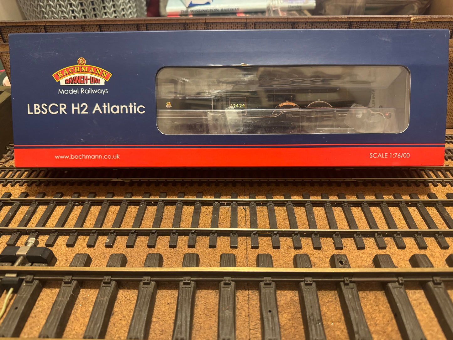 Bachmann 31-921 (OO) EX LBSC / SR H2, No.32424 “Beachy Head” in British Railways Lined Black. (Shed Code 75A, Brighton Depot) DCC Ready 