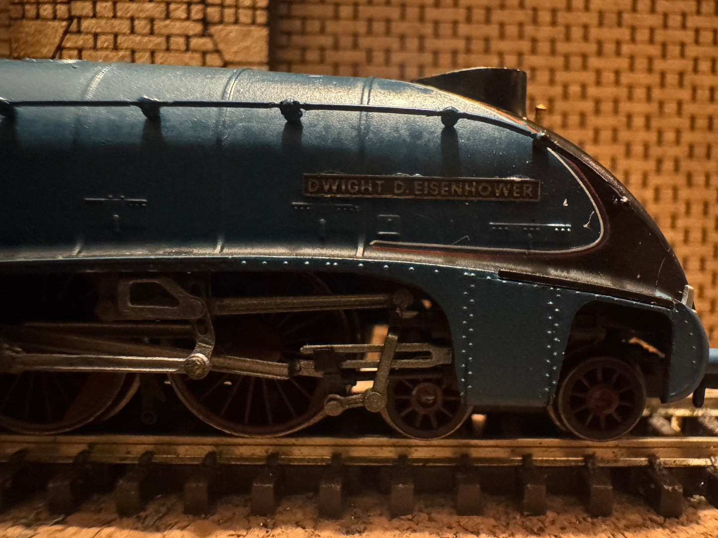 Dapol ND128H (N Gauge) London North Eastern Railway, A4 No.8 "Dwight D. Eisenhower" in Postwar LNER Garter Blue. DCC Ready. 