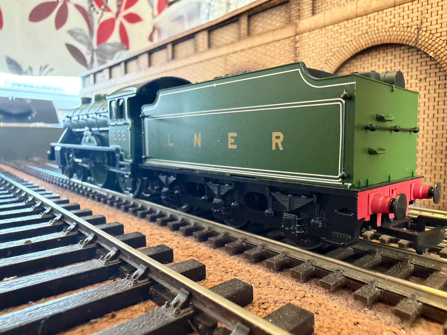 Hornby Railroad R3062 (OO) London North Eastern Railway D49 ‘Hunt Class’ No.222 “The Berkeley” in Pre War LNER Apple Green. DCC Ready 