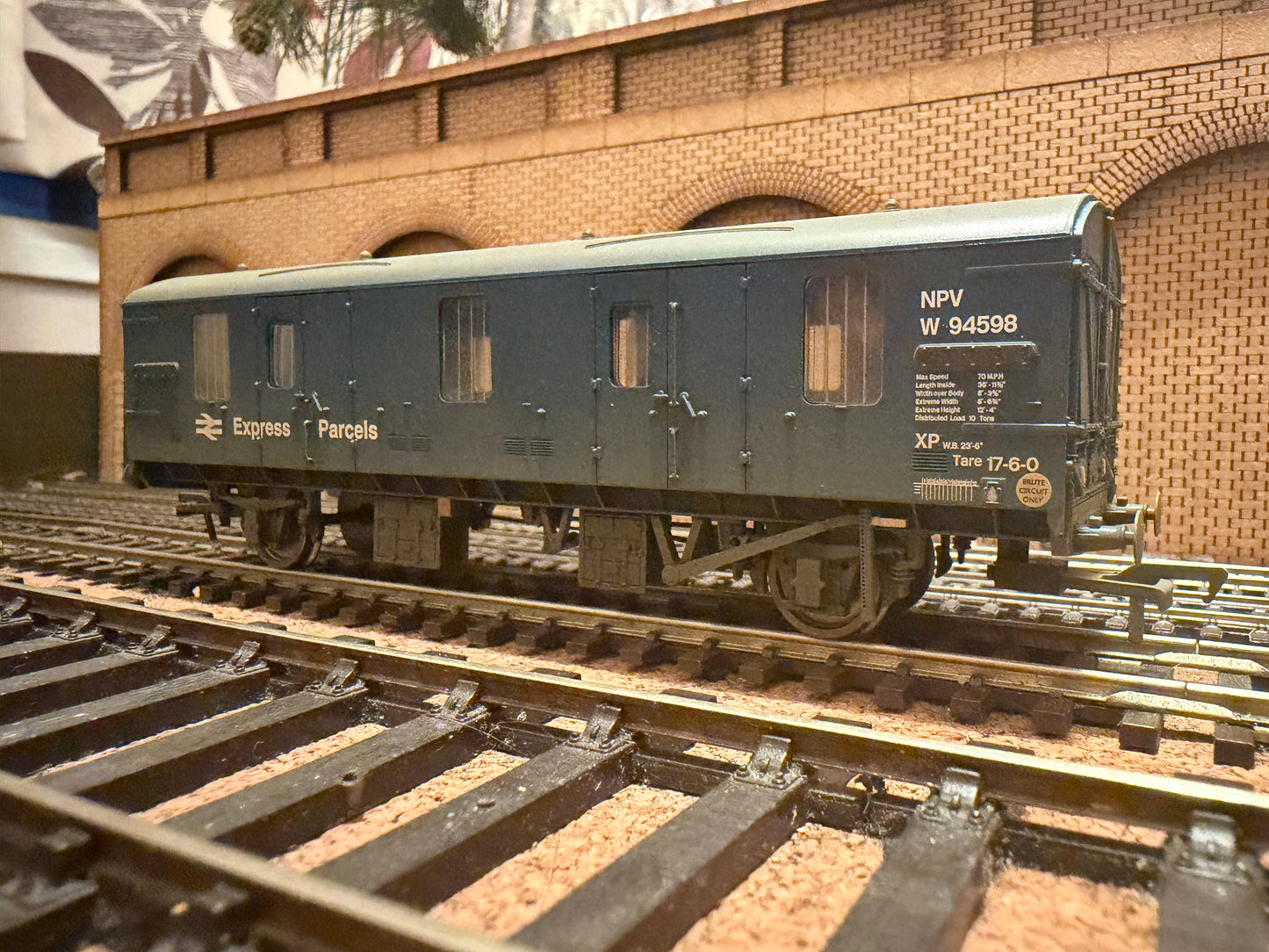 Bachmann 39-552Z (OO) British Railways MK1, Ex Covered Carriage Truck / NVP No.W94598 in Weathered BR Rail ‘Express Parcels’ livery. Special edition 