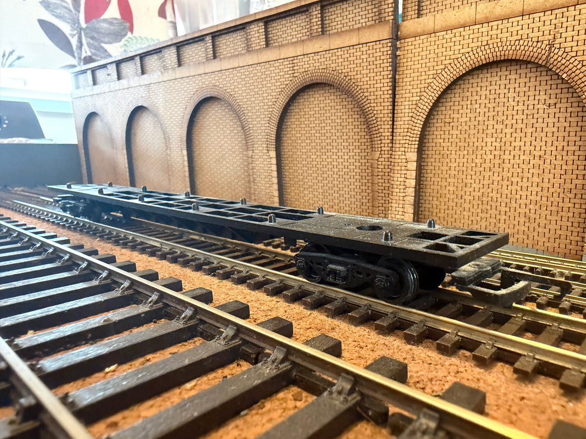 Hornby Railroad R6425 (OO) Ex British Rail Container Wagon with Containers. 