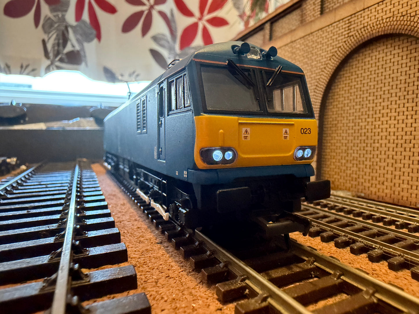 Hornby R3740 (OO) Ex BR Class 92 No.92023 in Caledonian Sleeper Livery. DCC Ready 