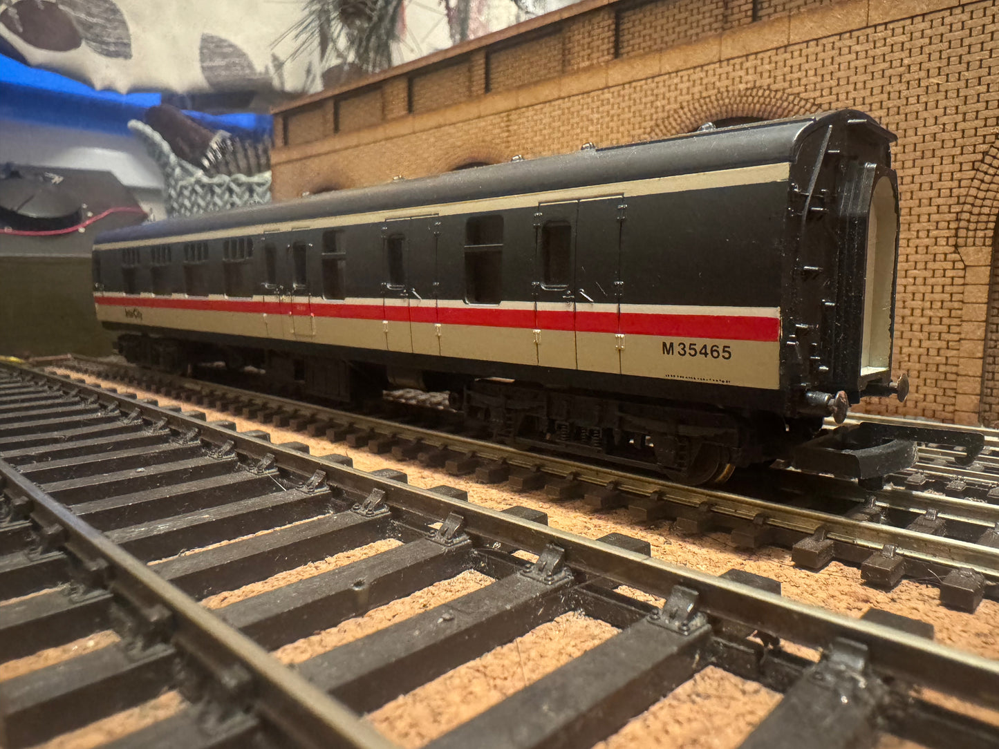 Lima 305372 (OO) British Railways MK1 Brake Corridor Second No.M35465 in British Rail Intercity Executive Livery 