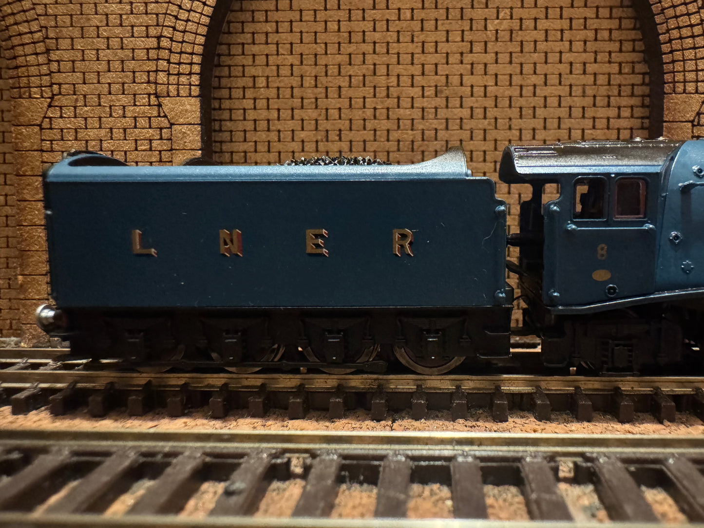 Dapol ND128H (N Gauge) London North Eastern Railway, A4 No.8 "Dwight D. Eisenhower" in Postwar LNER Garter Blue. DCC Ready. 