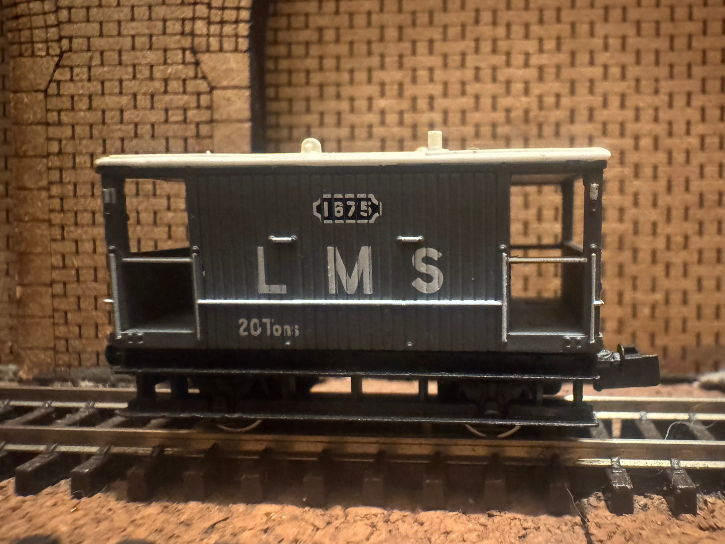 Peco NR-48T (N Gauge) London Midland & Scottish Railway, 20T Brake Van No.1675