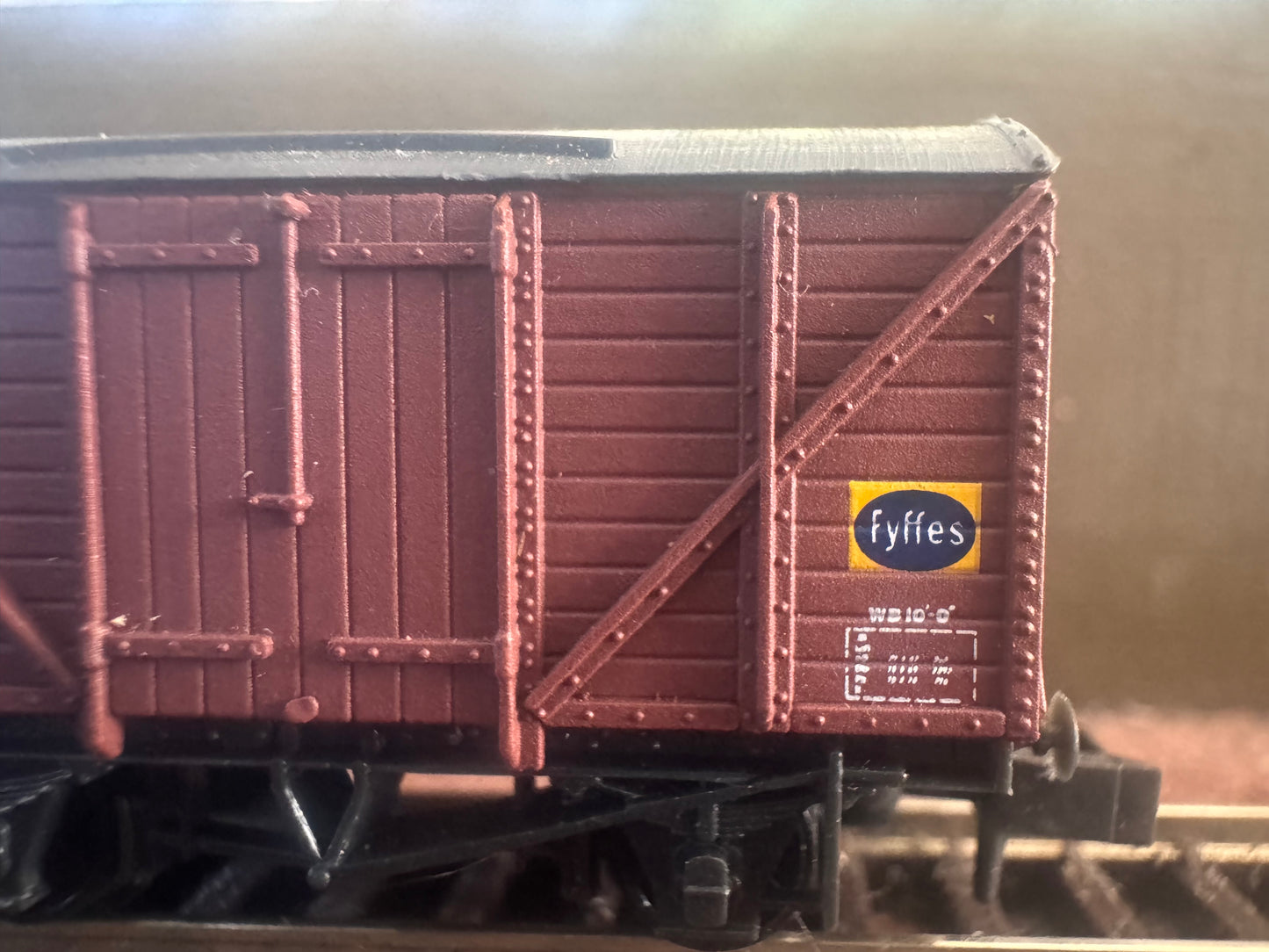 Peco NR-50A (N Gauge) British Railways Ventilated Fyffes Banana Van No.B881061 in BR Bauxite 