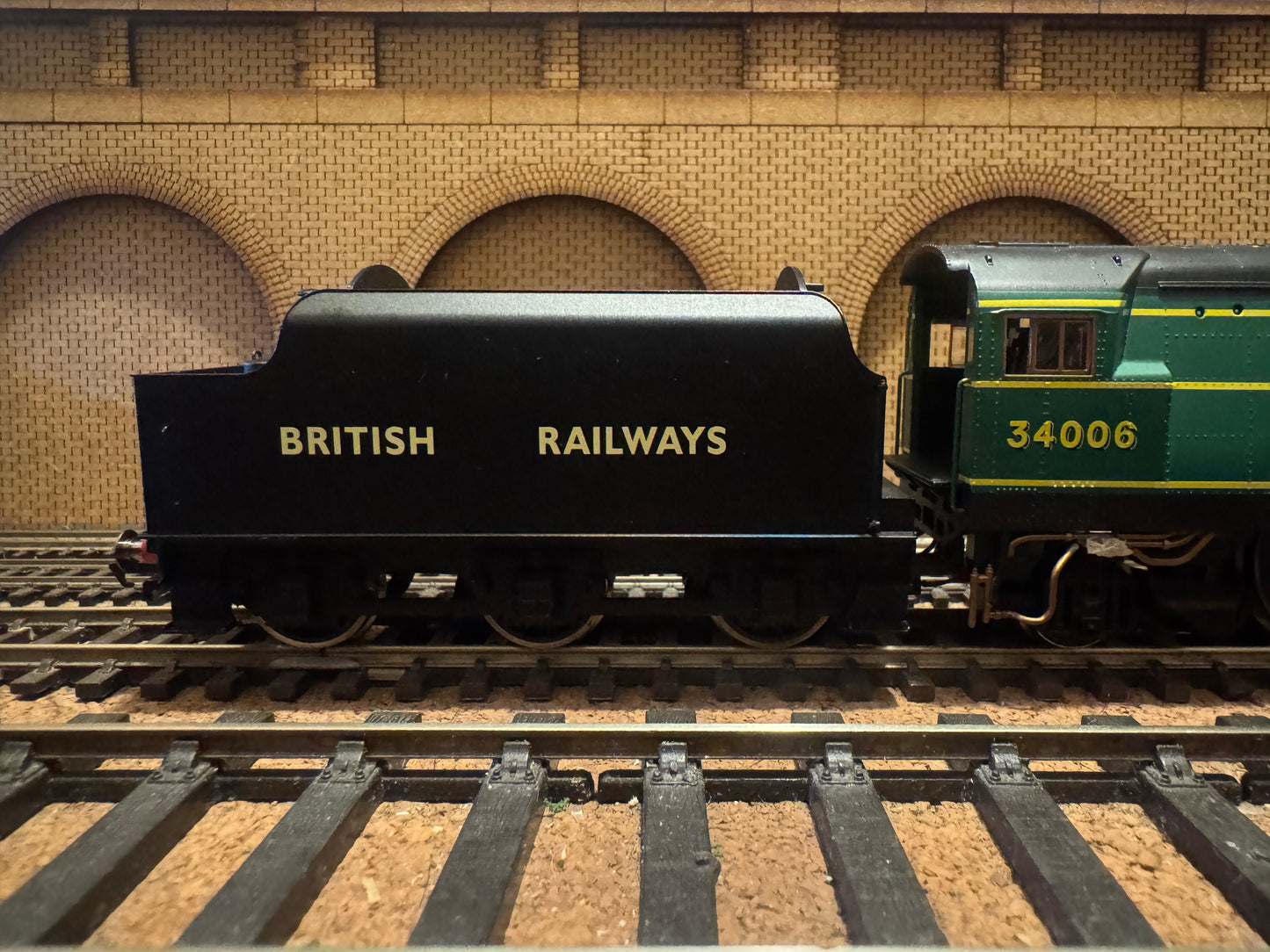 Hornby R2685 (OO) Ex SR ‘West Country’ No.34006 “Bude” with Ex LMS Tender in 1948 British Railways, Locomotive Exchange Trials, SR Green, BR Number and Black Tender. Special Edition No.1424 of 2008. DCC Ready. 