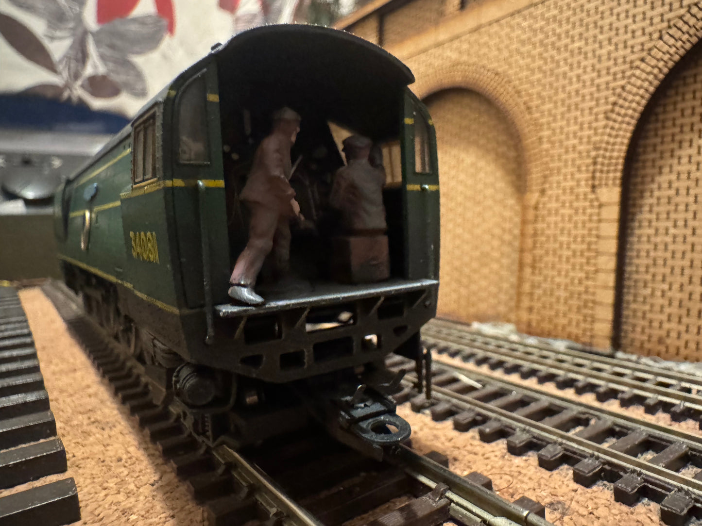 Hornby R2220 (OO) British Railways [SR] ‘Battle of Britain Class’ No.34081 “92 Squadron” In Weathered Southern Railway / BR Transitional Malachite Green. 