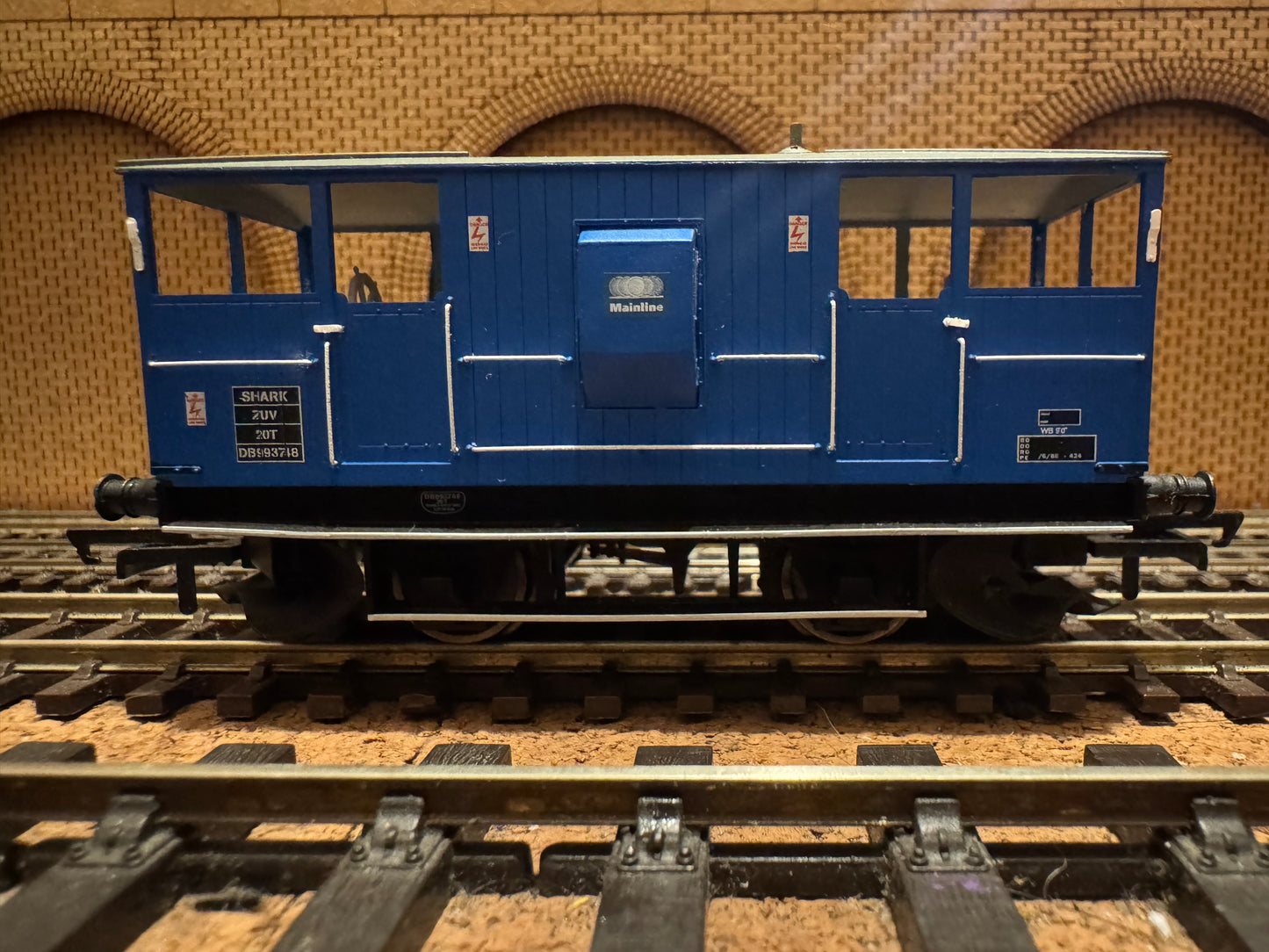 Hornby R6711 Ex BR, ‘Shark’ Ballast Plough Brake Van No.DB993748 in Mainline Freight Livery