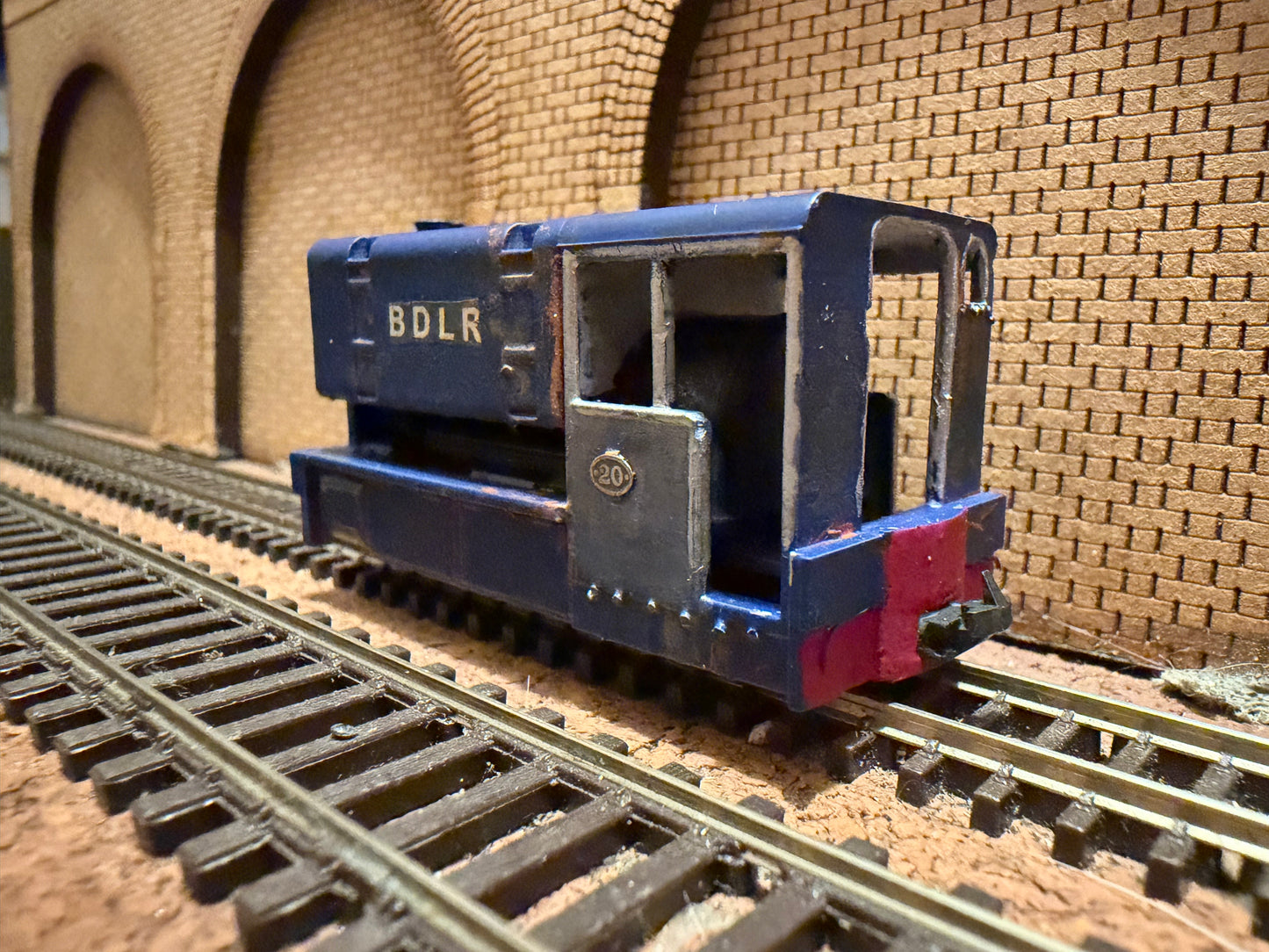 Kato / Unknown (OO9) HK Porter Co. ‘Roller Ingot’ Saddle Tank No.20. In BDLR tramway livery.