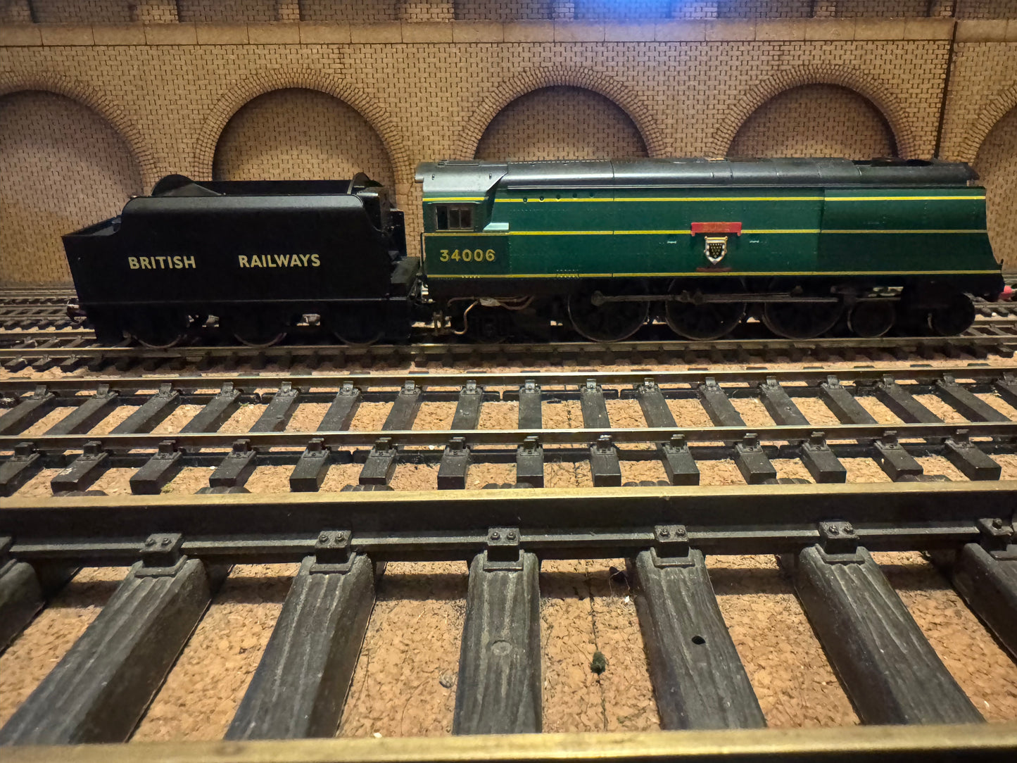 Hornby R2685 (OO) Ex SR ‘West Country’ No.34006 “Bude” with Ex LMS Tender in 1948 British Railways, Locomotive Exchange Trials, SR Green, BR Number and Black Tender. Special Edition No.1424 of 2008. DCC Ready. 