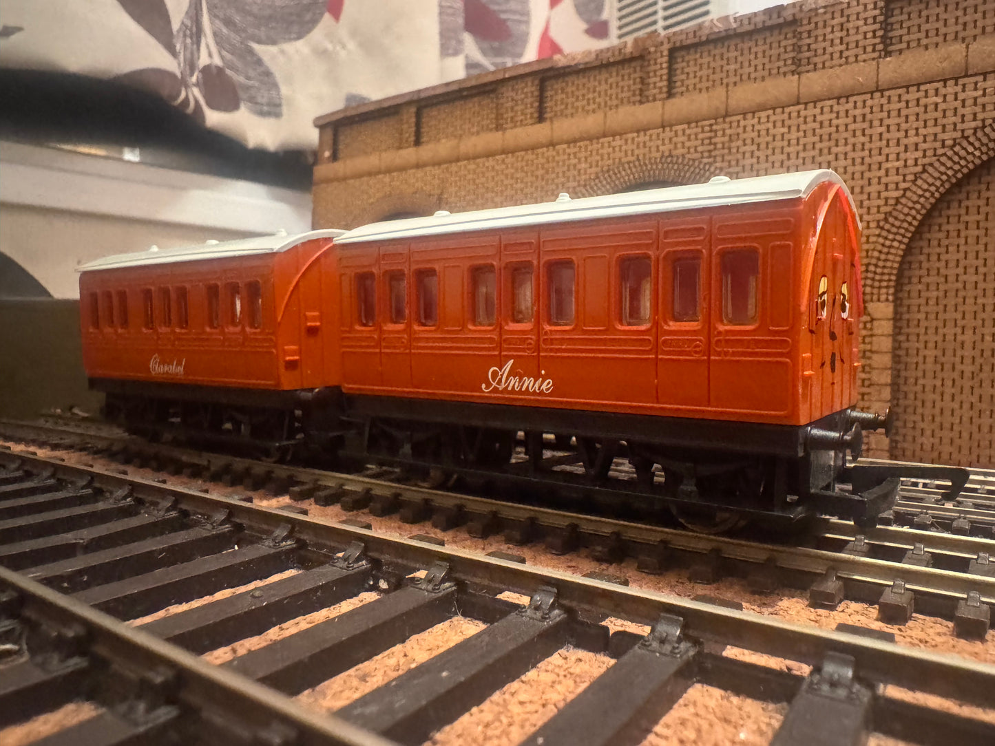 Hornby Thomas & Friends R9293 (OO) Annie and Clarabel 