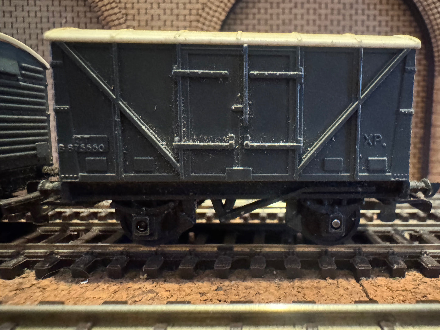Tri-ang T76 (TT) British Railways 12T Vent Van No.B875550 in BR Grey. Set of two. 