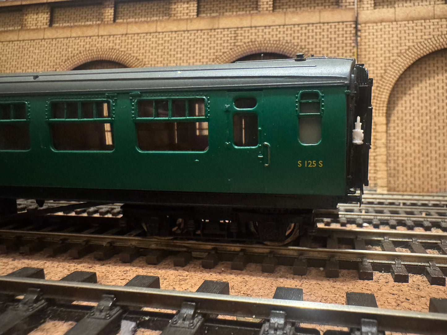 Bachmann 34-525B (OO) Ex SR ‘Builleid’ 63ft Steel Body, Corridor Second No.S125S in British Railways Southern Region Green. 