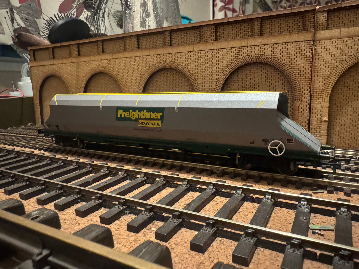 Bachmann 38-030 (OO) Freightliner 100T HHA Bogie Hopper with sliding end doors No.370429 in Freightliner Heavy Haul Livery 