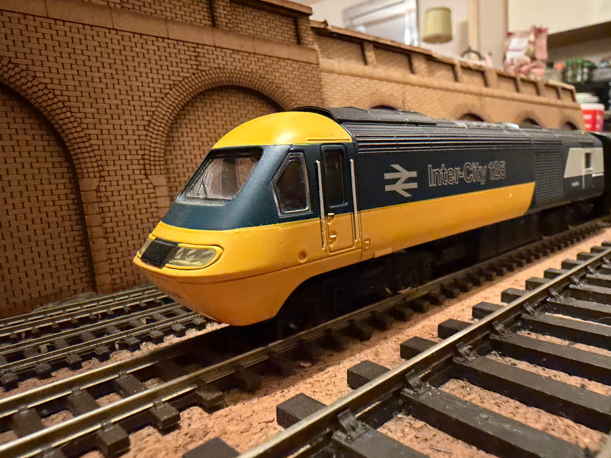 Hornby Railroad R3608 (OO) British Rail, Class 253 (Class 43) Power Cars for set No.253001. Unit Numbers W43002 & W43003 in British Rail Intercity 125 livery. DCC Ready £74