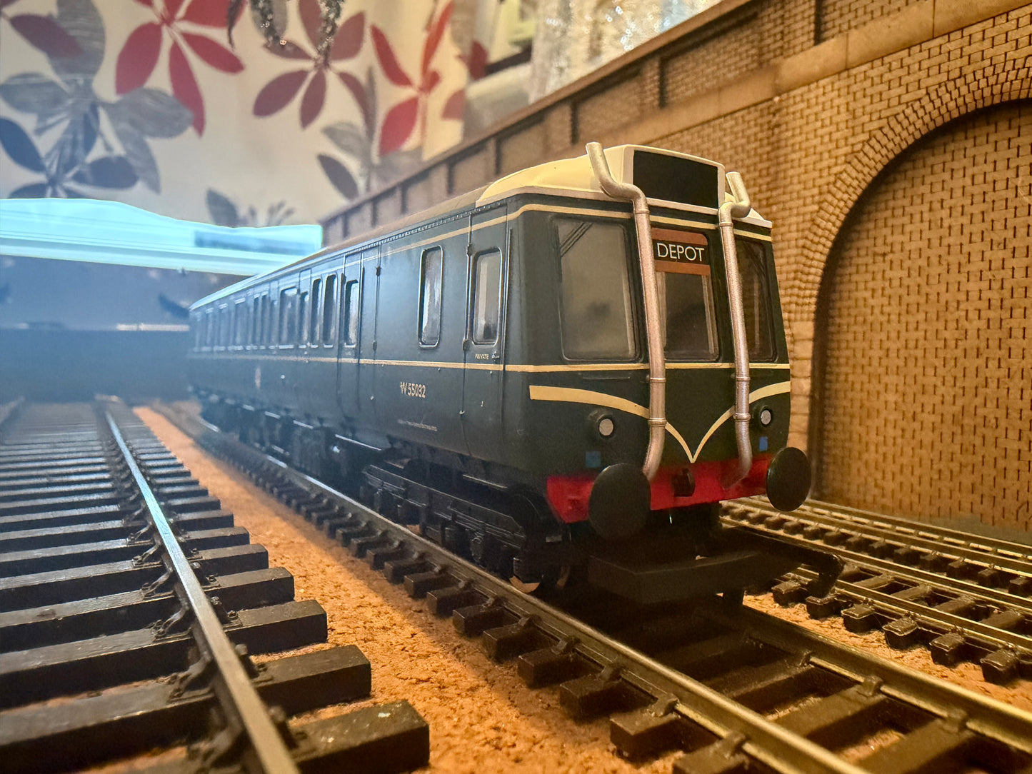 Hornby R2509A (OO) British Railways / Pressed Steel ‘Bubble Car’ [Class 121] No.W55032 in BR Green with Speed Whiskers. DCC Ready 