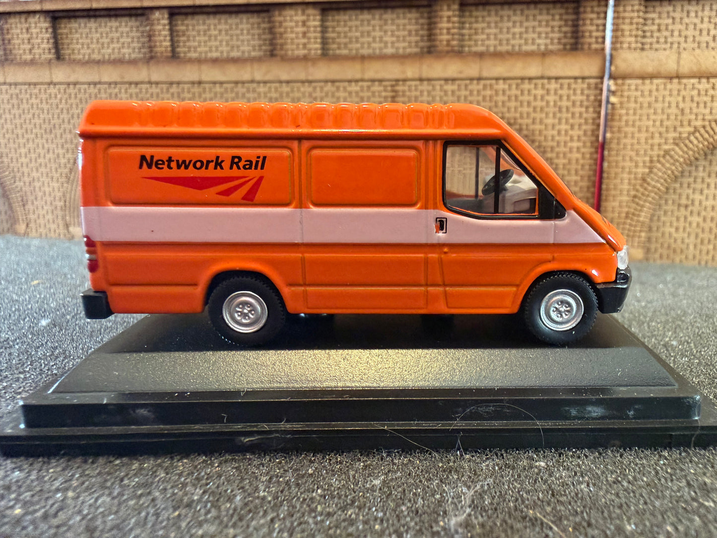 Oxford Diecast 76FT3007 (1:76 / OO) 1997 Ford Transit Mk3, Registration Number R140FEV in Network Rail Livery 