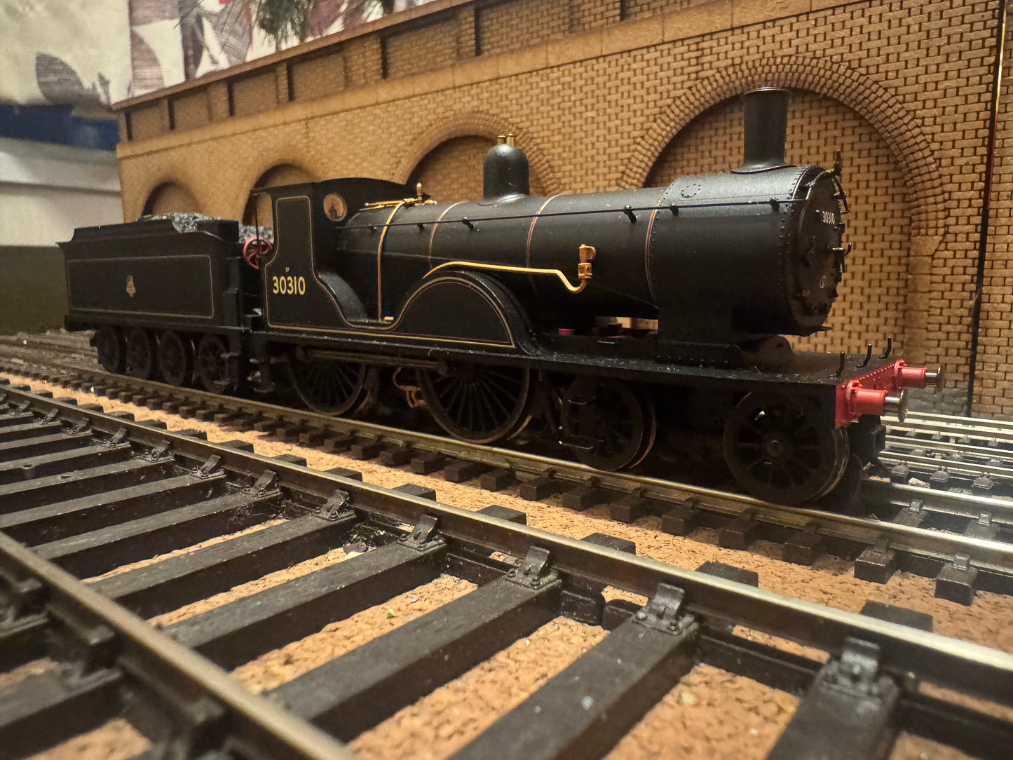 Hornby R2713 (OO) Ex LSWR / SR Drummond T9 ‘Greyhound’ No.30310 in British Railways Lined Black. (Shed Code 71B, Bournemouth Depot) DCC Ready 