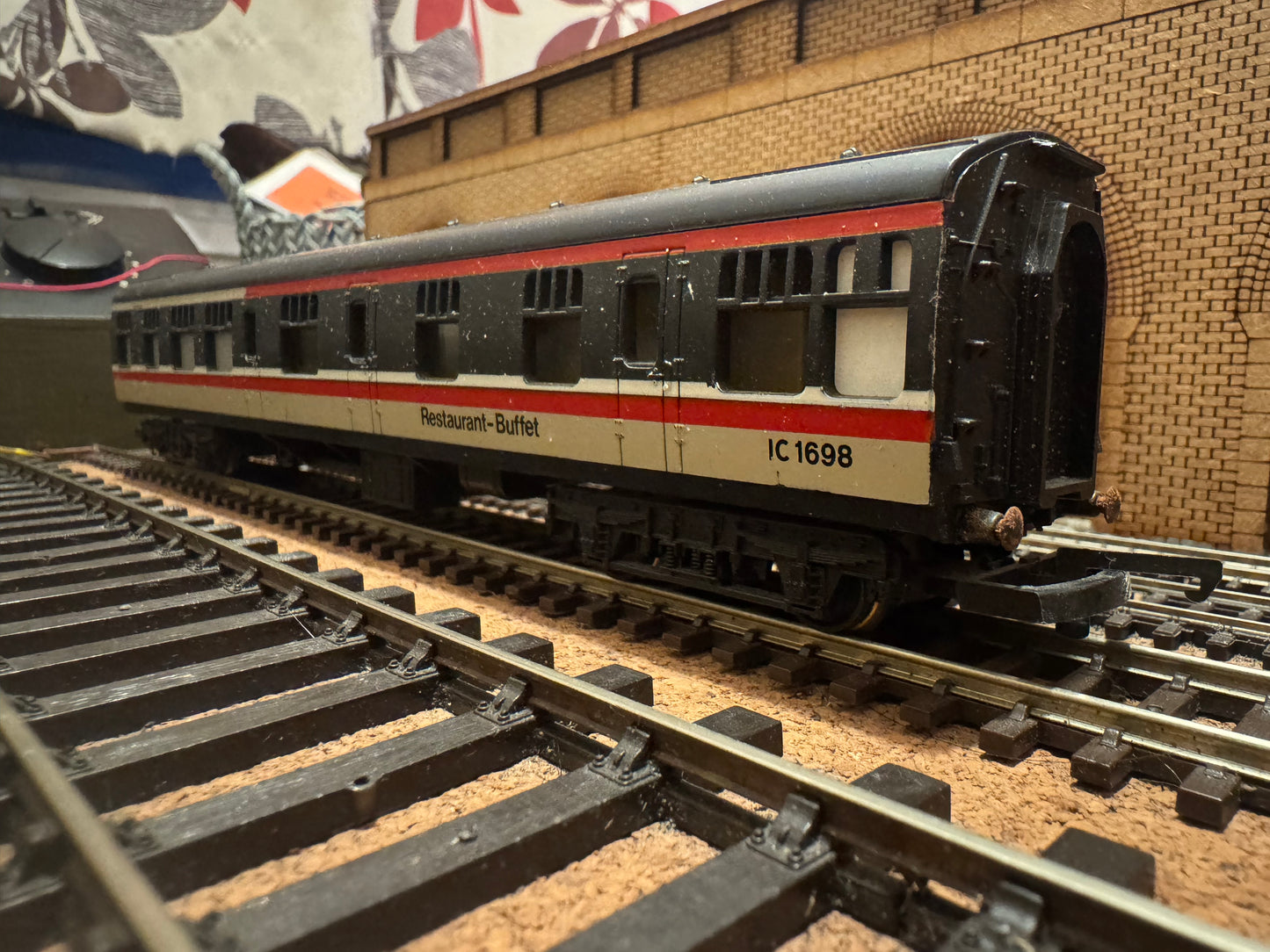 Lima L305320 (OO) British Railways MK1 Restaurant-Buffet No.IC1698 in British Rail Intercity Executive livery 