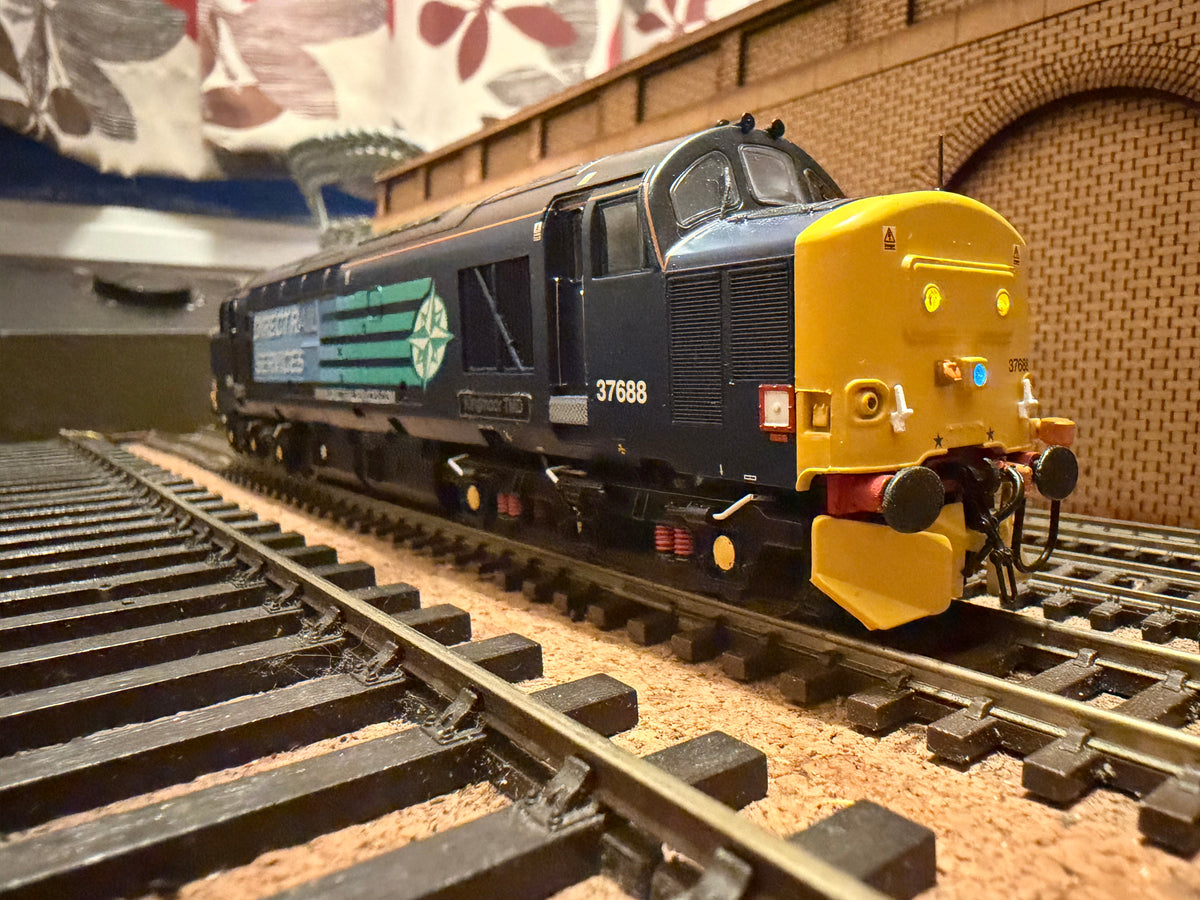 Bachmann 32-392 (OO) Ex BR Class 37/5 No.37688 “Kingmoor TMD” in Direct Rail Services Compass Livery. DCC Ready 
