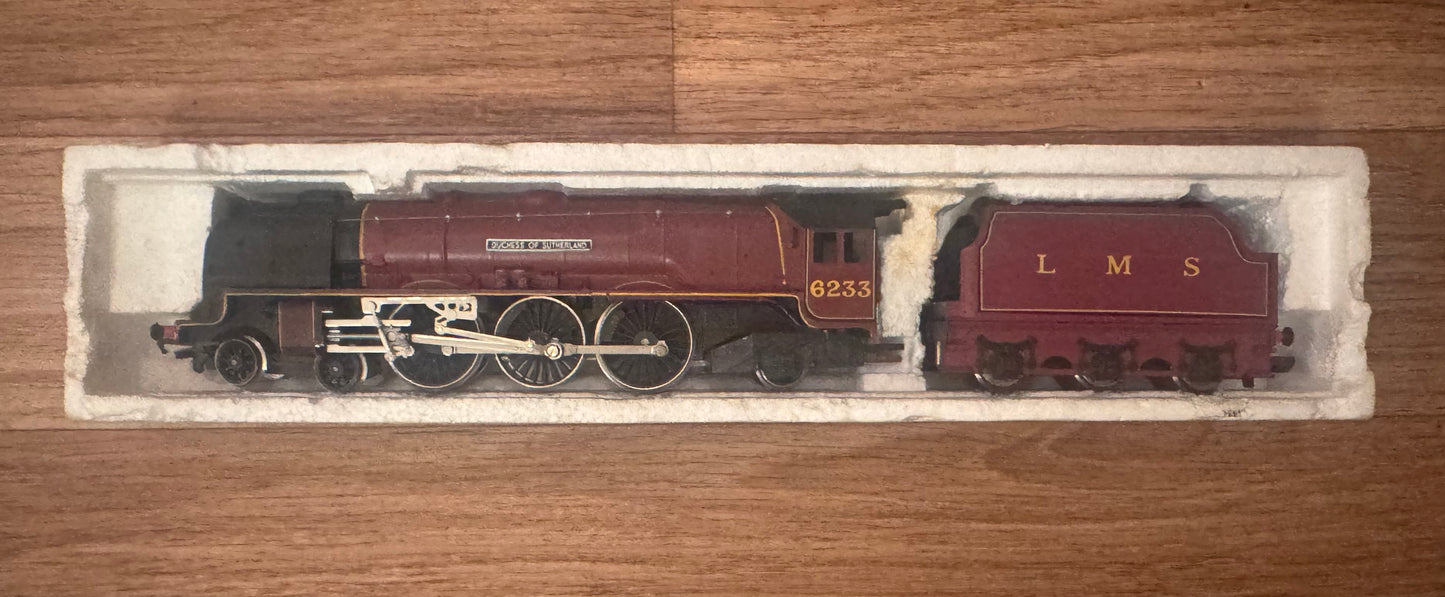 Hornby R.066 (OO) London Midland & Scottish Railway, 8P ‘Princess Coronation’ No.6233 “Duchess of Sutherland” in LMS Crimson Lake.
