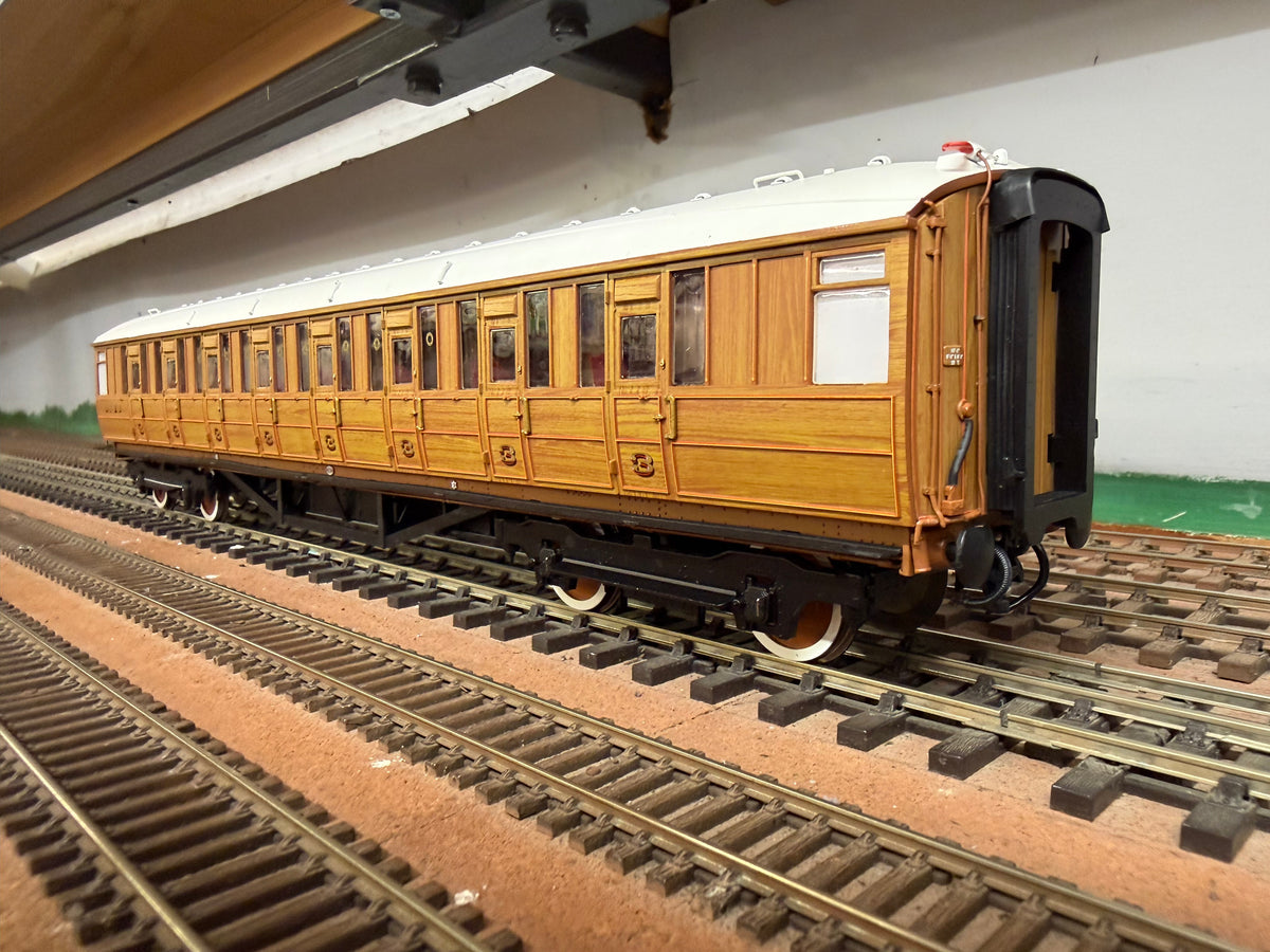 Hattons H7-TC115-001 (O Gauge) London North Eastern Railway, ‘Gresley’ Diagram 115 Corridor Third in LNER Varnished Teak. (Unnumbered) 