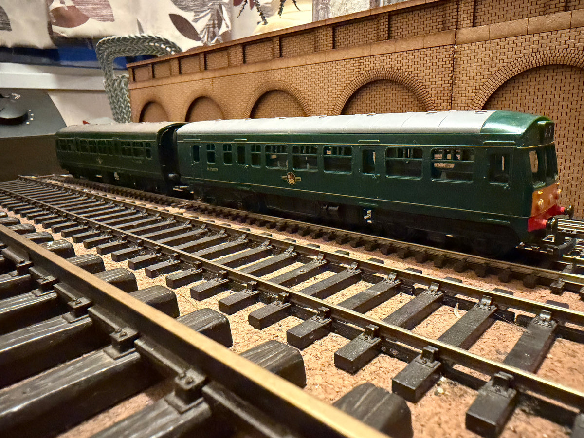 Tri-ang R.157 & R.158 (OO) British Railways, Metro-Cammell Lightweight DMU with yellow ends 