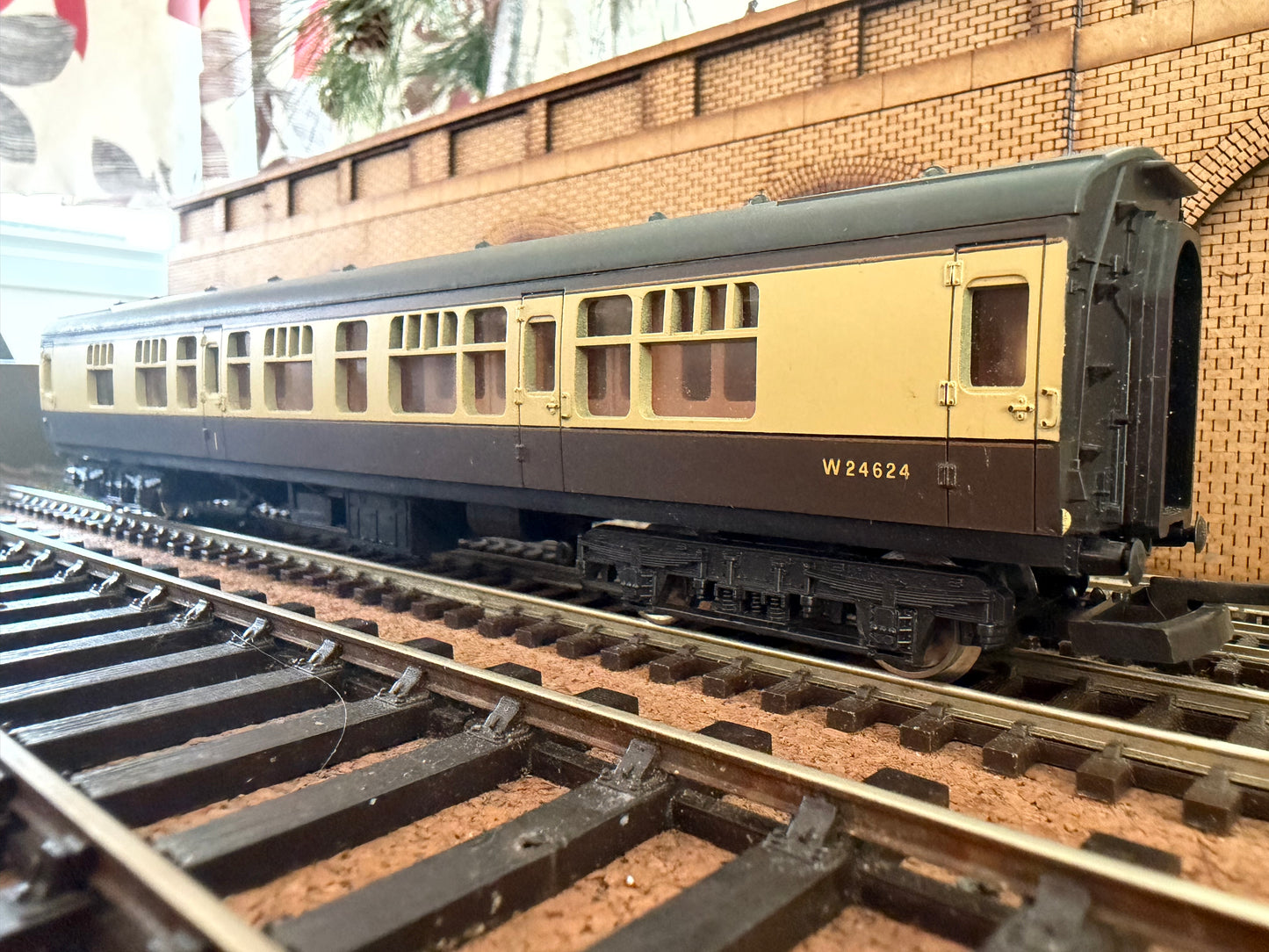Lima L305313 (OO) British Railways MK1 Corridor Composite No.W24626 in British Railways Western Region Chocolate and Cream 