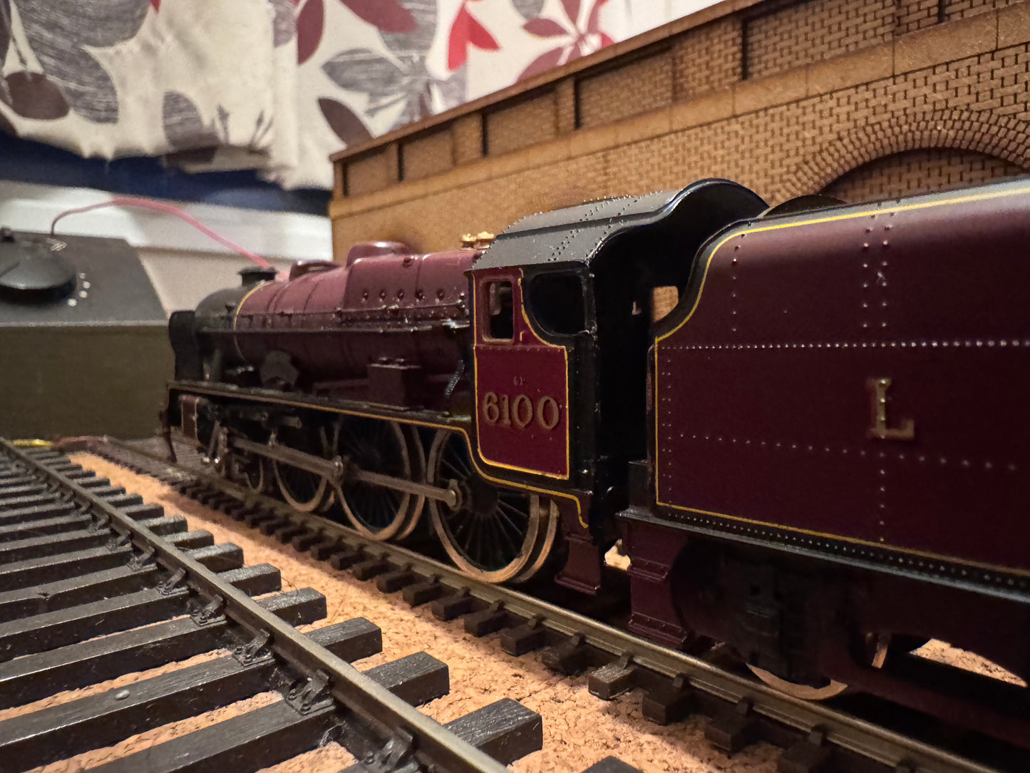 Mainline 37-080 (OO) Ex London Midland & Scottish Railway 6P ‘Royal Scot’ No.6100 “Royal Scot” in as preserved LMS Crimson Lake Livery, with Bell. 9V Sound fitted. 