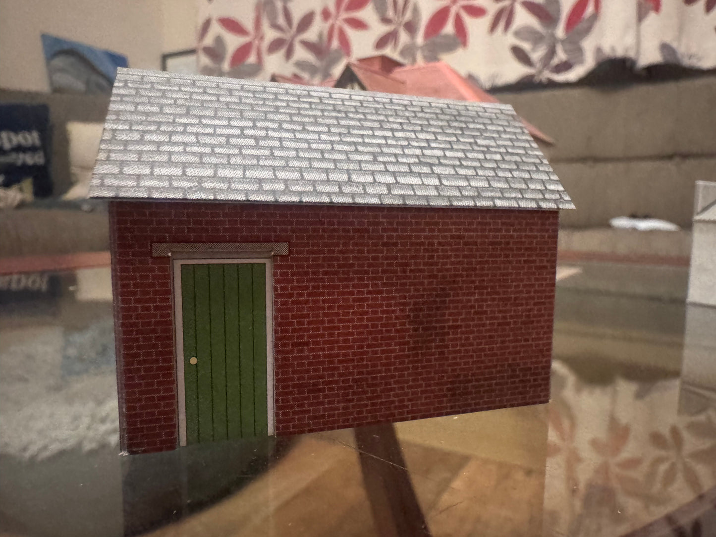 Metcalfe PO266 (OO / 1:76) 1930s Suburban Semi and Garages. Pre Made 