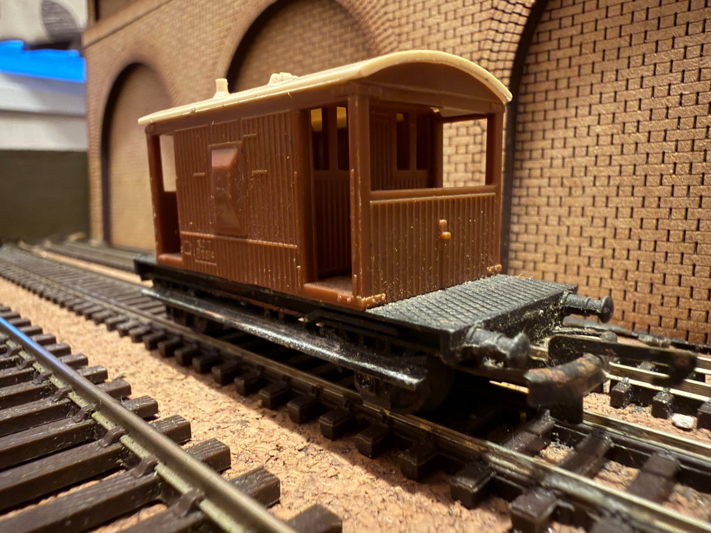 Tri-ang T72 (TT) British Railways 20T Brake Van No.B9514 in BR Brown 