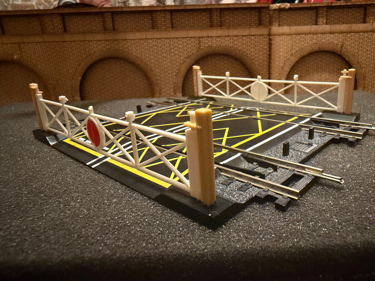 Hornby R636 (OO) Hornby R636 (OO) Double Track Level Crossing with Manual Gates 