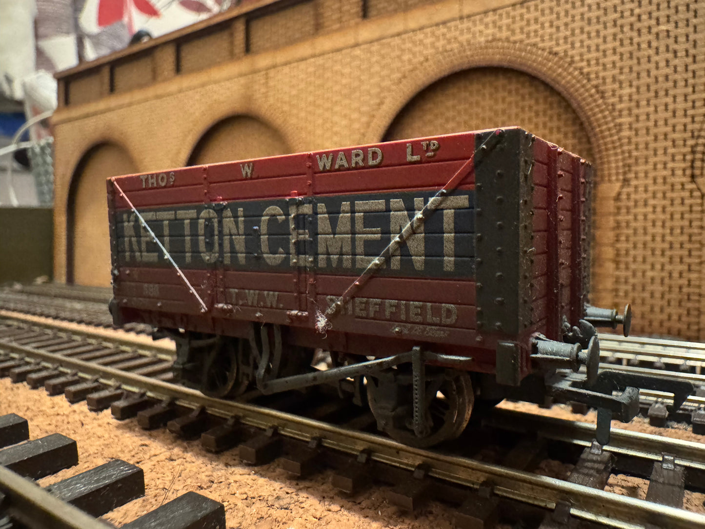 Bachmann 37-134A (OO) Heavily Weathered Ketton Cement Eight Plank Open Wagon No.588