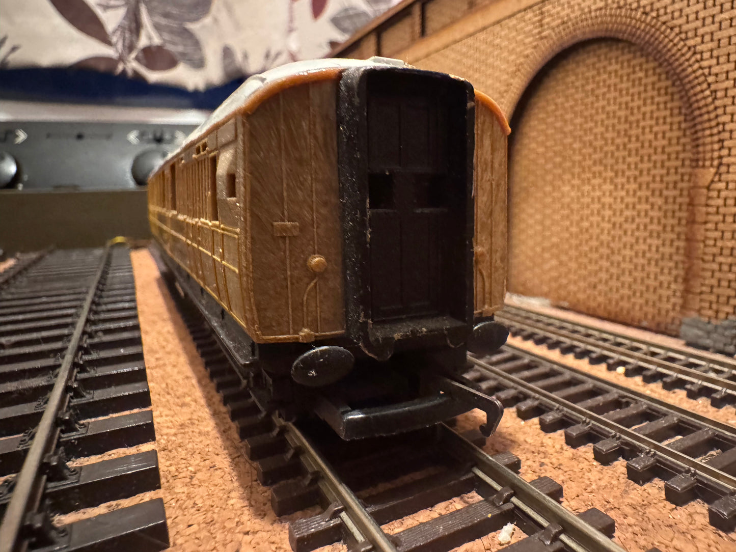 Hornby R4333 (OO) London North Eastern Railway ‘Gresley’ Brake Corridor Composite No.4237 