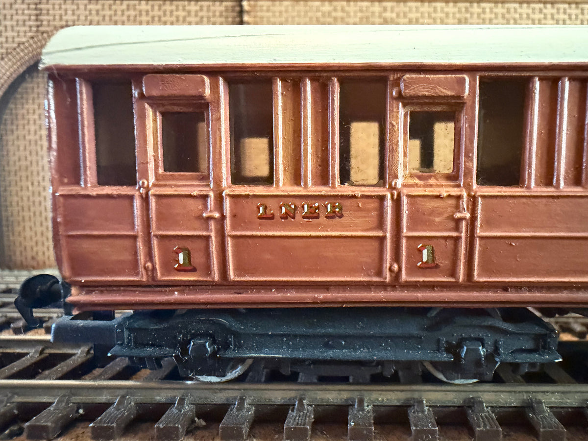 Ian Kirk (OO) London North Eastern Railway, Gresley First Class Suburban Coach (No Number) in LNER Varnished Teak 