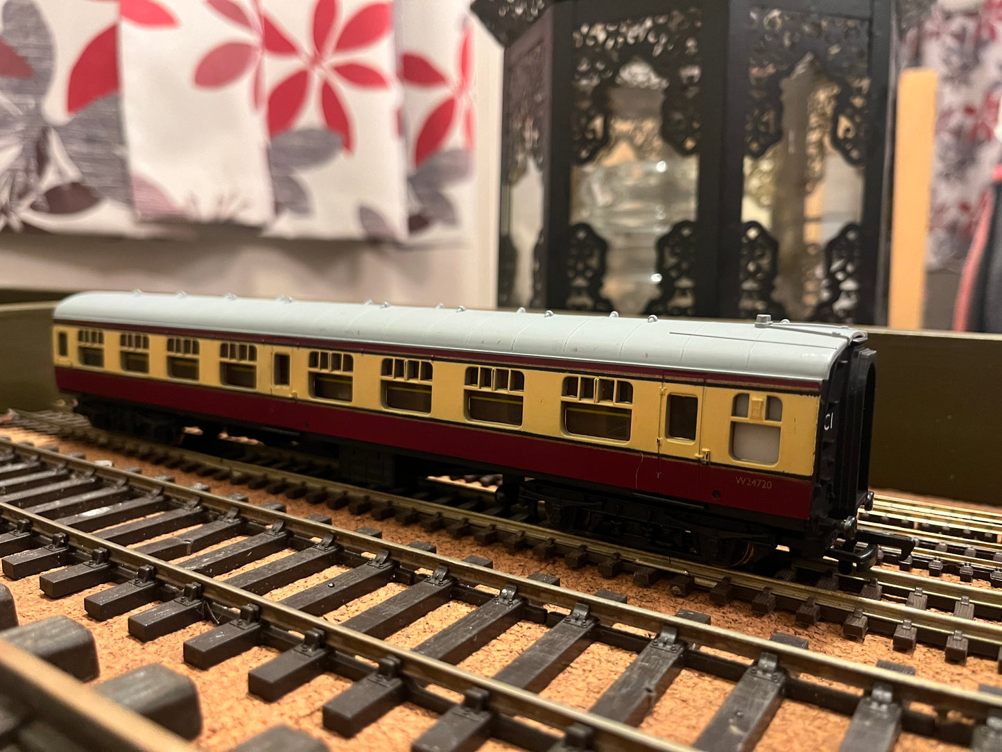 Mainline (OO) British Railway MK1 CK, No.W24720 in BR ‘Blood & Custard’.