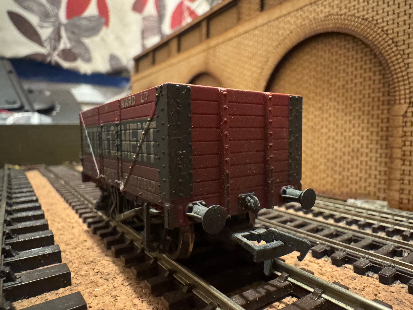 Bachmann 37-134A (OO) Heavily Weathered Ketton Cement Eight Plank Open Wagon No.588