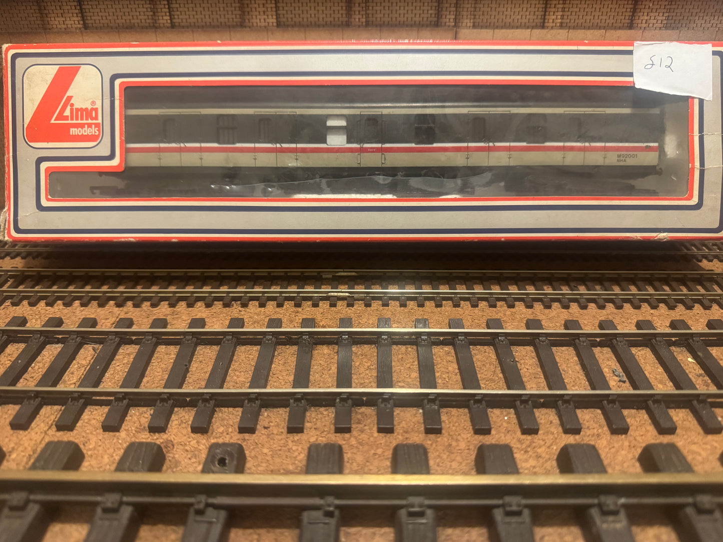 Lima 305373 (OO) British Railways MK1 NHA Van No.92001 in BR Intercity Executive Livery 