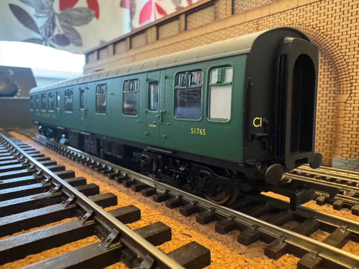 Hornby R4972 (OO) British Railways MK1 Restaurant Buffet No.S1765 in BR Southern Region Green 