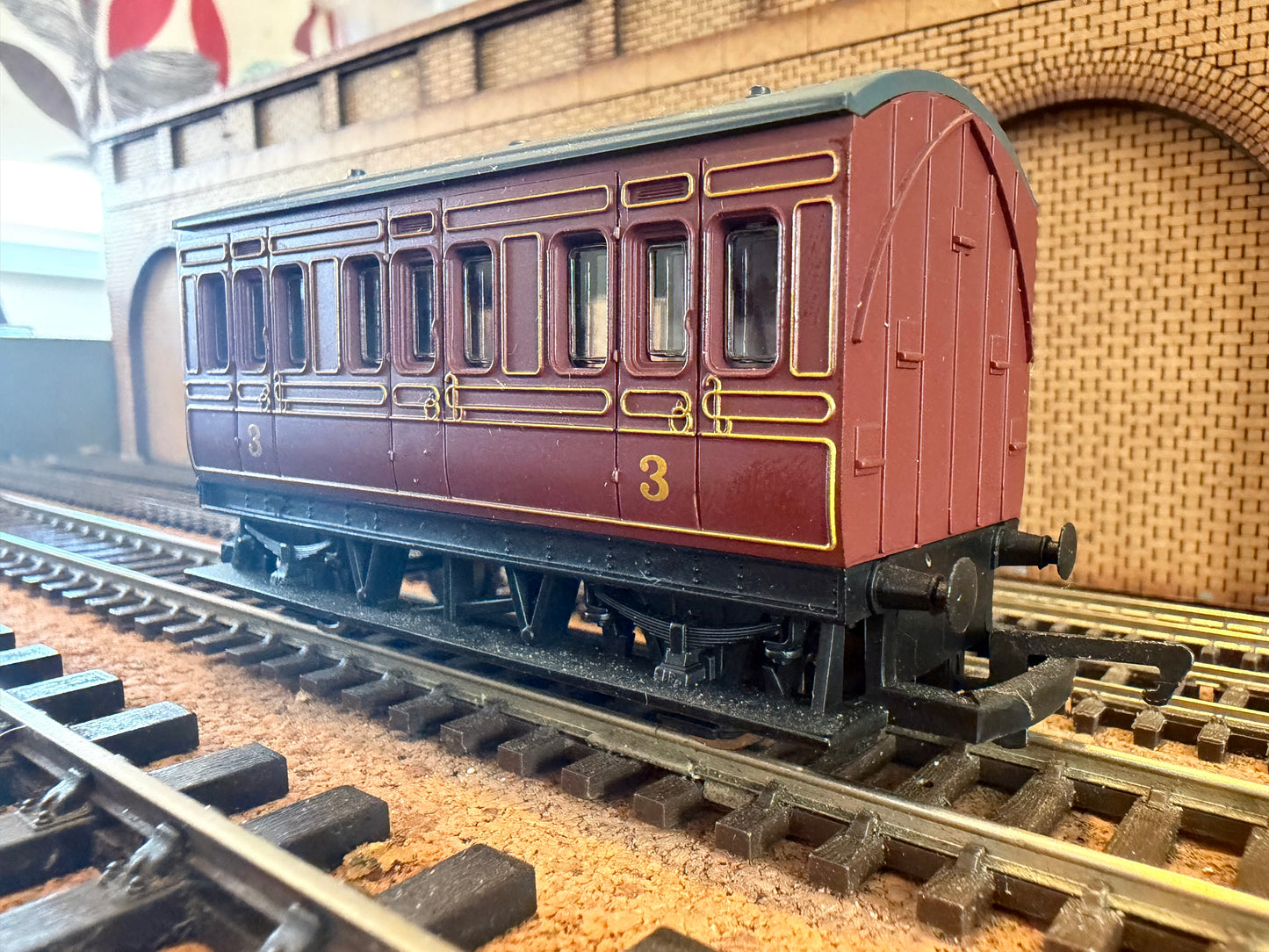Hornby R468 (OO) London Midland Scottish Railway, Generic Four Wheeled Composite Coach. 