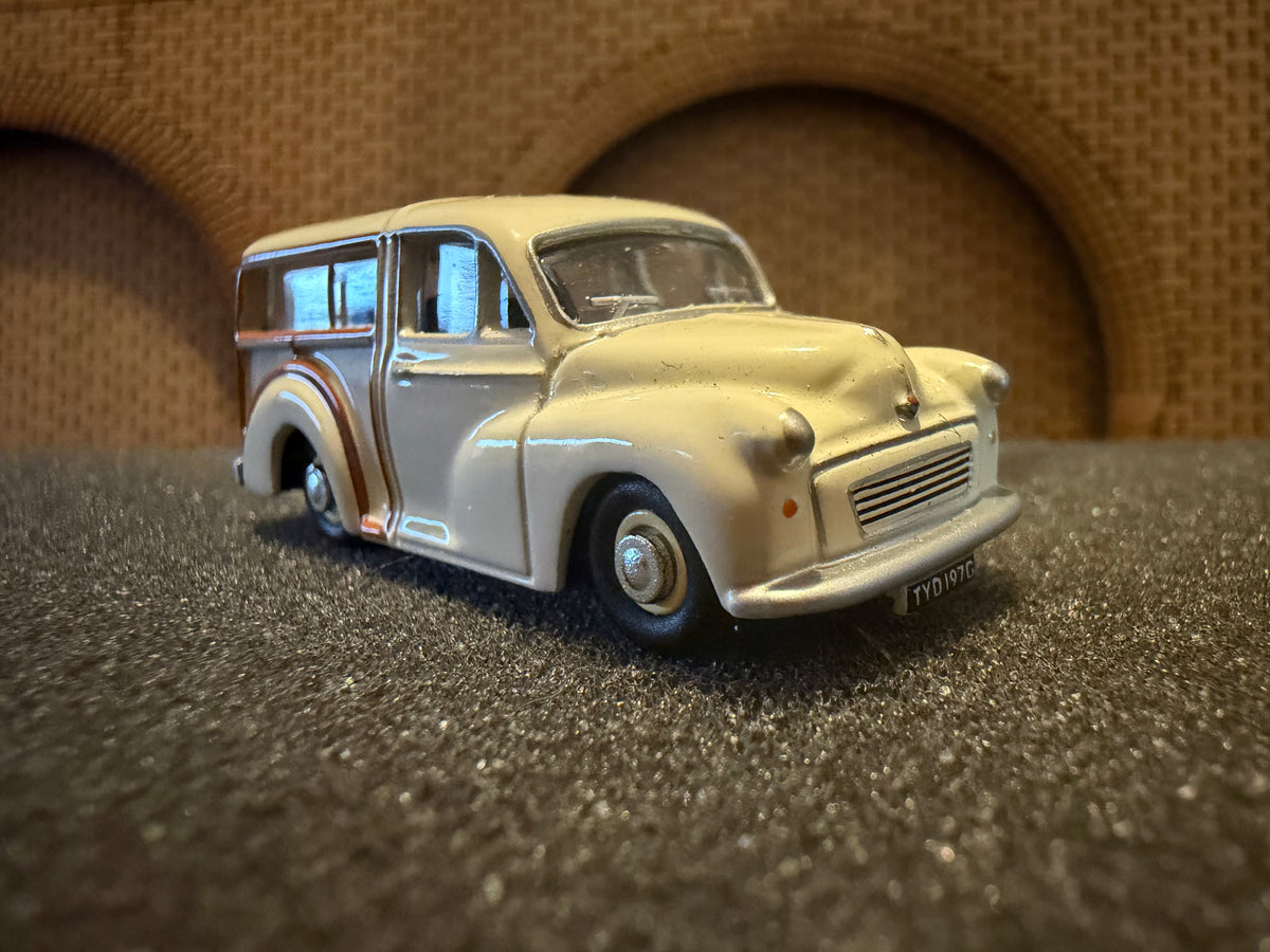 Oxford Diecast 76MMT001 (1:76 / OO) Morris Minor Traveller, Registration TYD197G in White. 