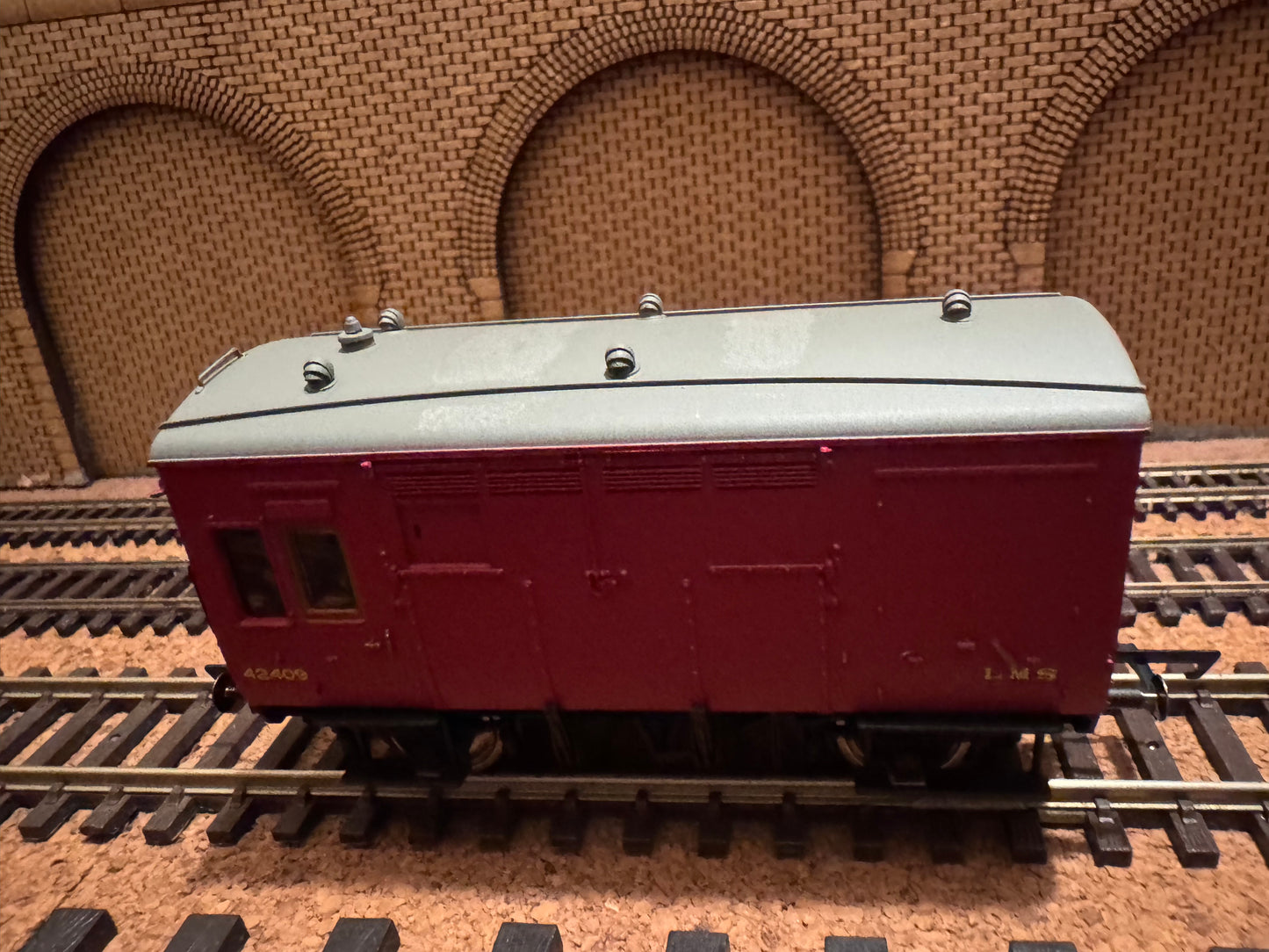 Hornby R6678A (OO) London Midland & Scottish Railway, Horse and Groom Box, No.42409 in LMS Crimson 