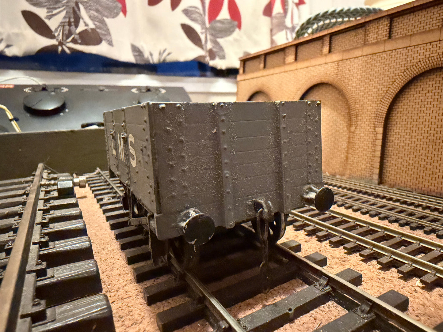Slaters (O Gauge) London Midland & Scottish Railway, Seven Plank Wagon, in LMS Grey. 